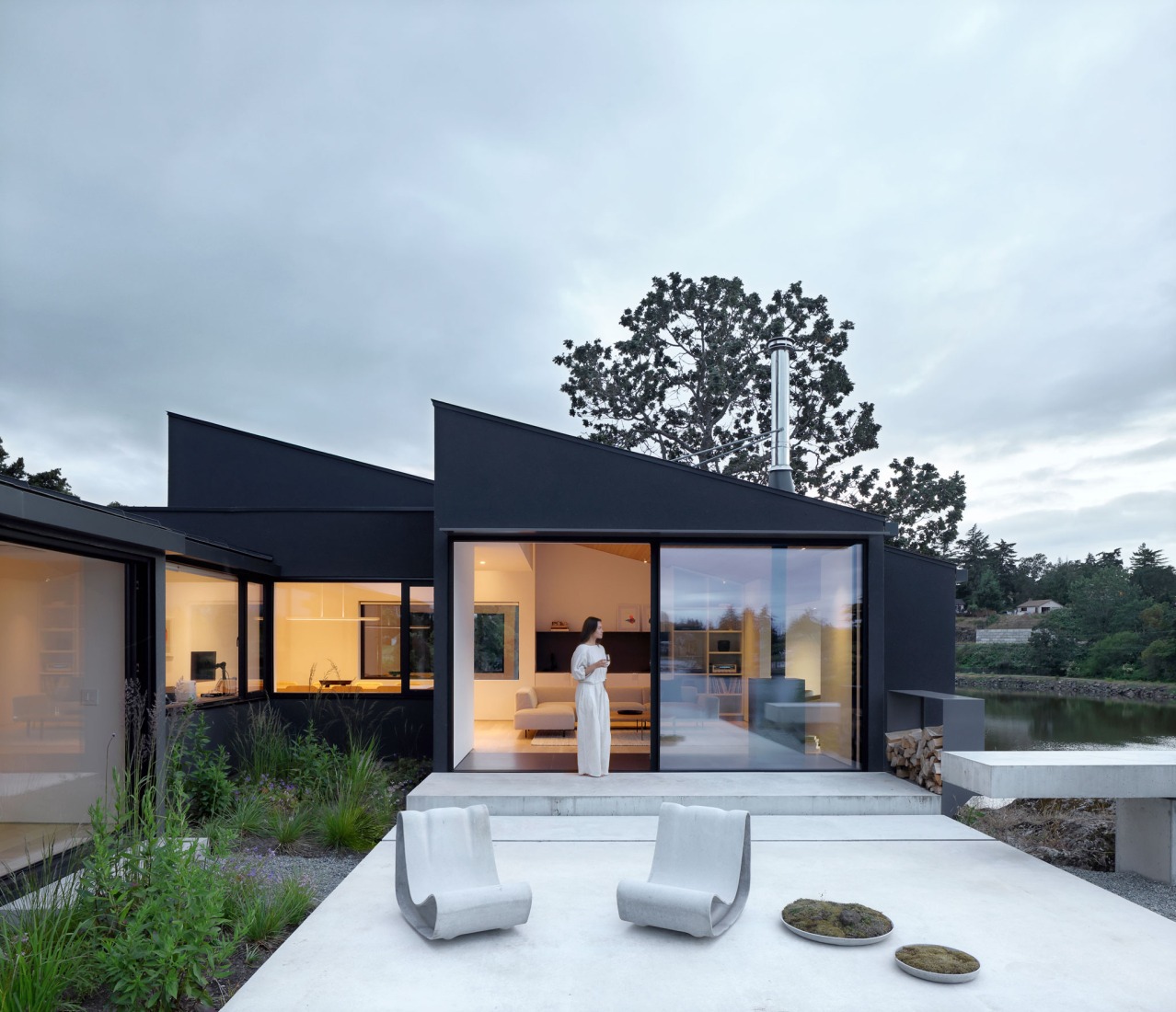 Casa en la orilla por Splyce. Fotografía por Ema Peter.