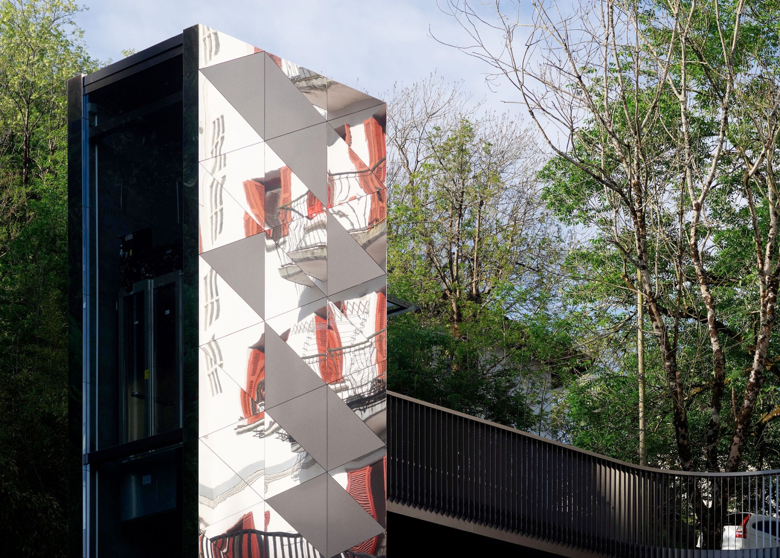 Elevator over a stream by Barru Arkitektura. Photograph by Jorge Allende.