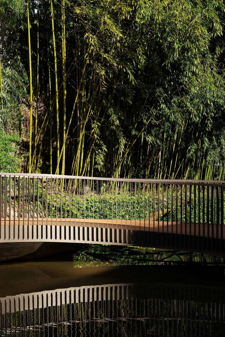Elevator over a stream by Barru Arkitektura. Photograph by Jorge Allende.