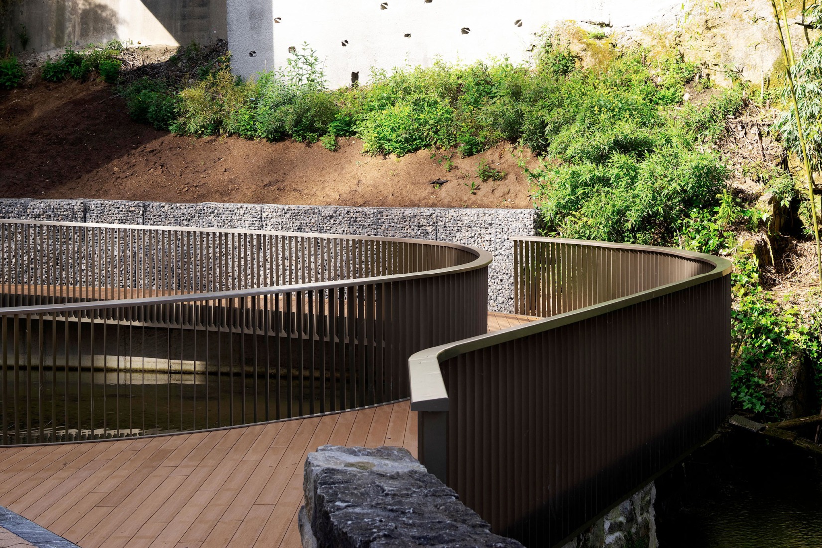 Elevator over a stream by Barru Arkitektura. Photograph by Jorge Allende.