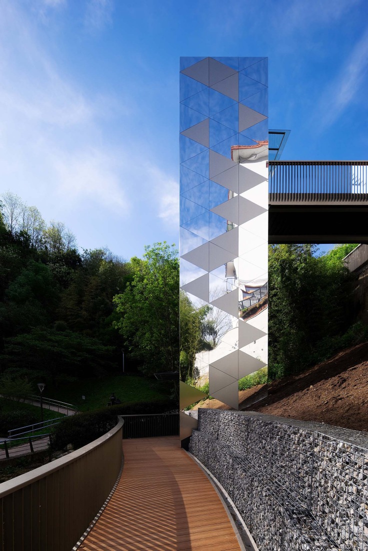 Elevator over a stream by Barru Arkitektura. Photograph by Jorge Allende.