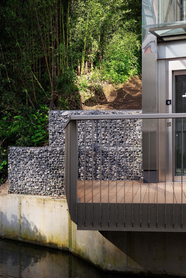 Elevator over a stream by Barru Arkitektura. Photograph by Jorge Allende.