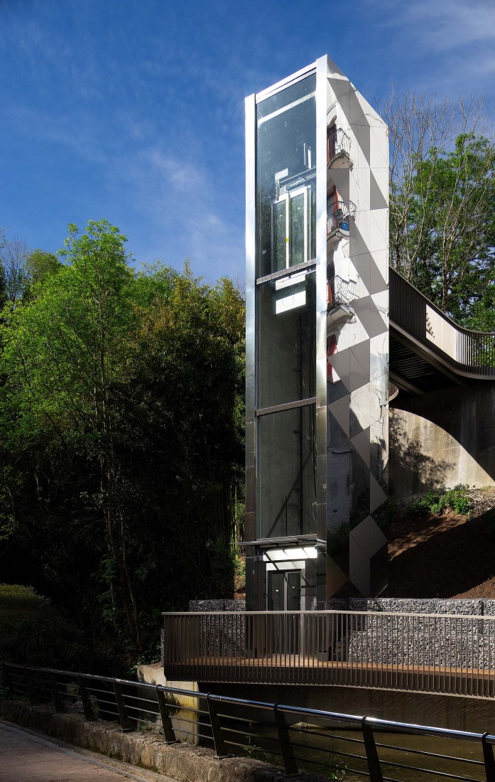 Elevator over a stream by Barru Arkitektura. Photograph by Jorge Allende.