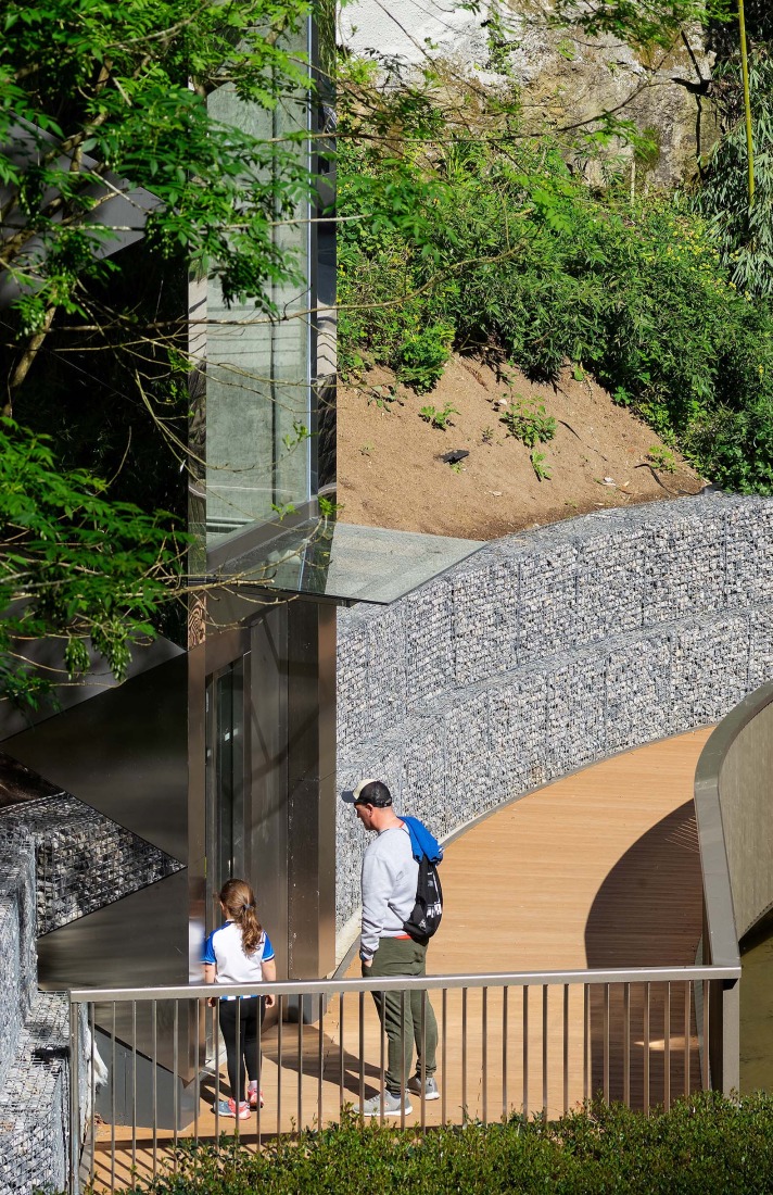 Elevator over a stream by Barru Arkitektura. Photograph by Jorge Allende.