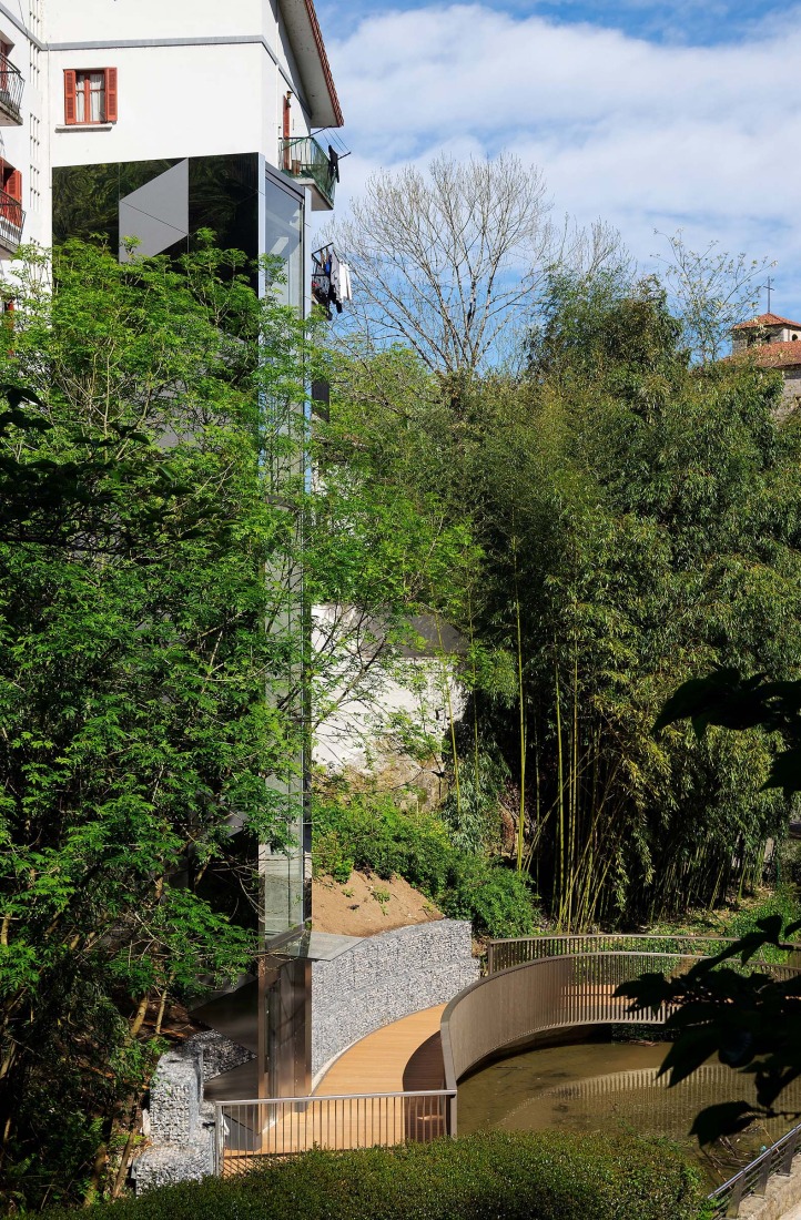 Elevator over a stream by Barru Arkitektura. Photograph by Jorge Allende.