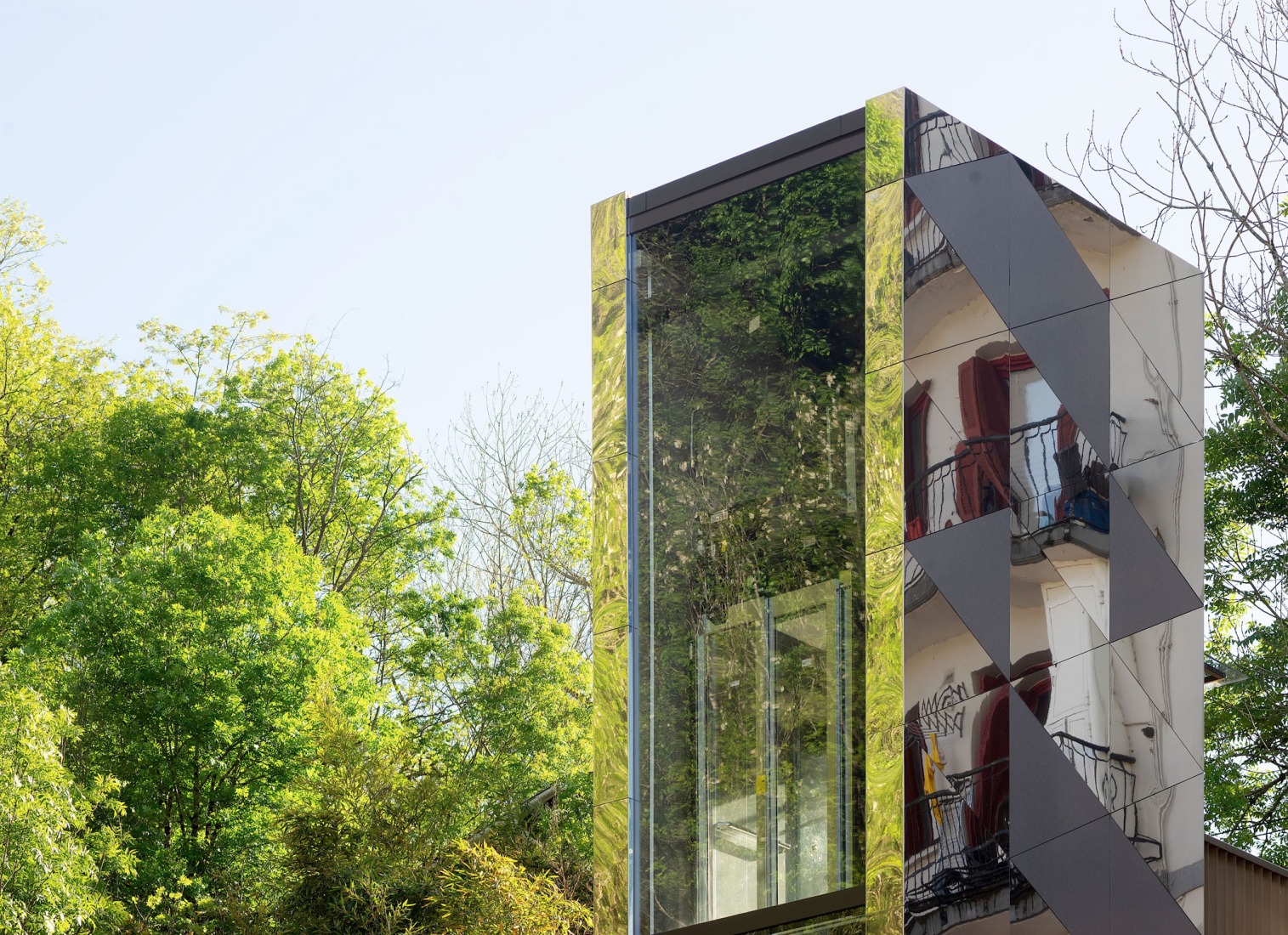 Elevator over a stream by Barru Arkitektura. Photograph by Jorge Allende.
