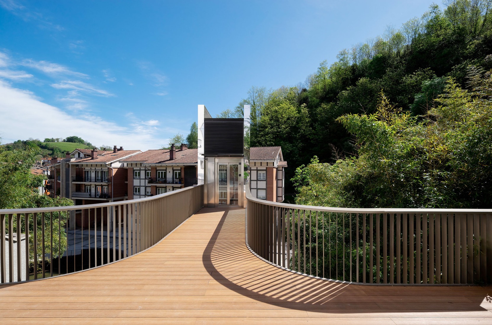 Elevator over a stream by Barru Arkitektura. Photograph by Jorge Allende.