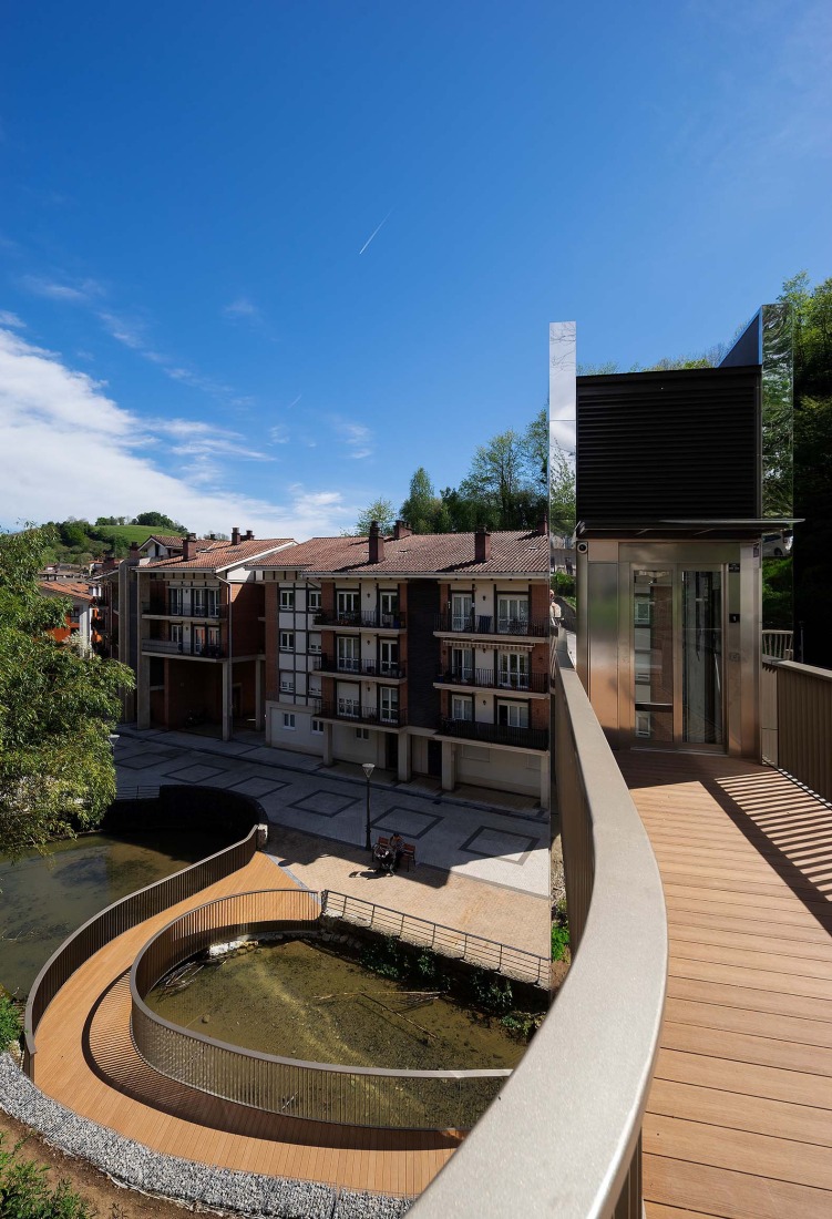 Elevator over a stream by Barru Arkitektura. Photograph by Jorge Allende.