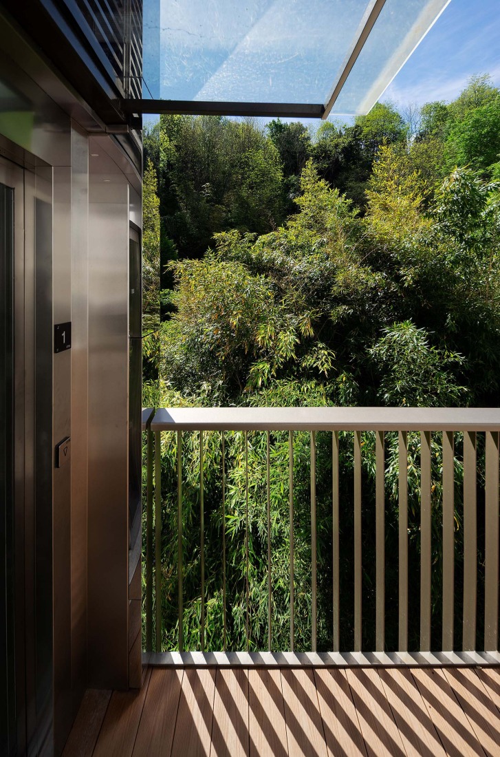 Elevator over a stream by Barru Arkitektura. Photograph by Jorge Allende.