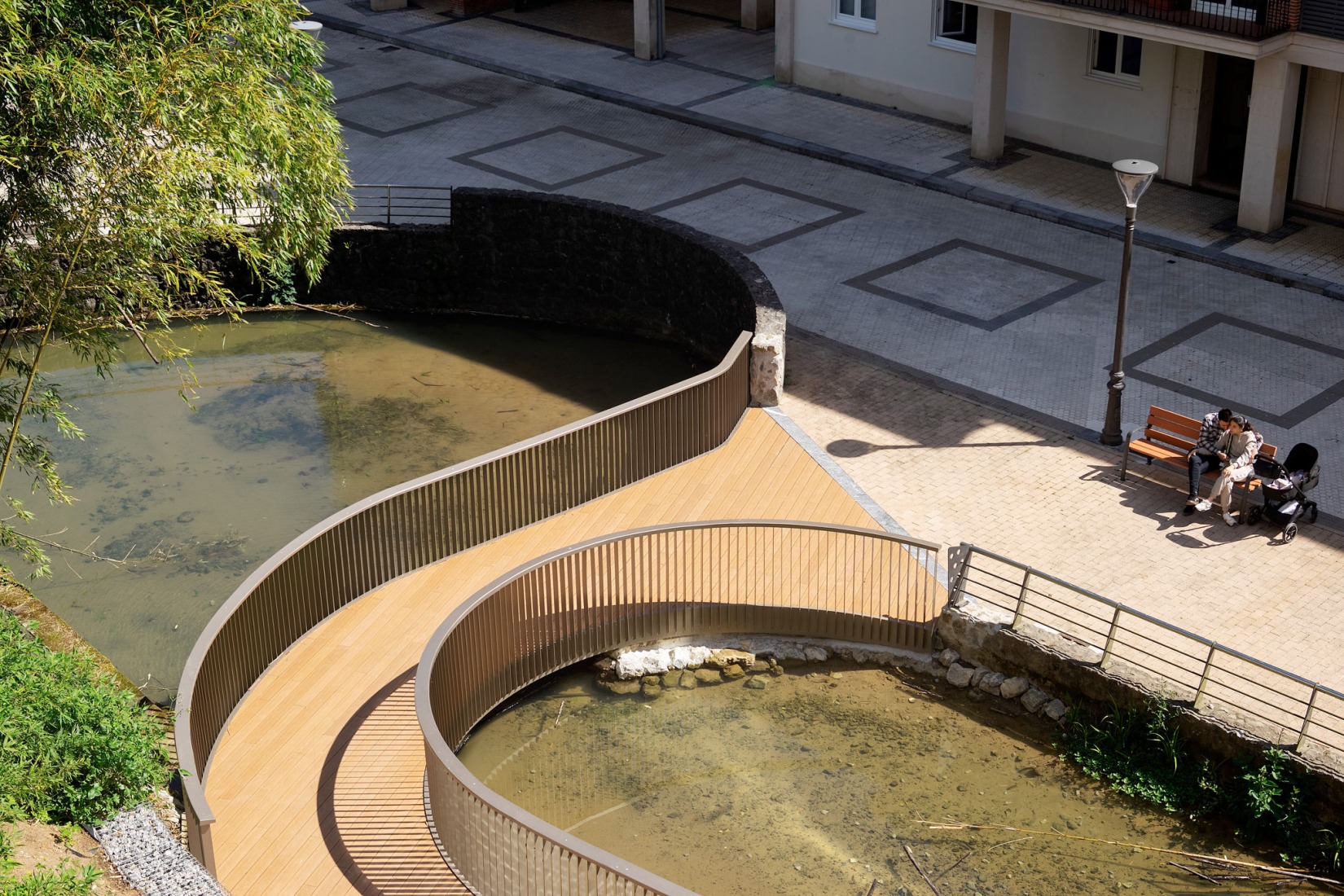 Elevator over a stream by Barru Arkitektura. Photograph by Jorge Allende.