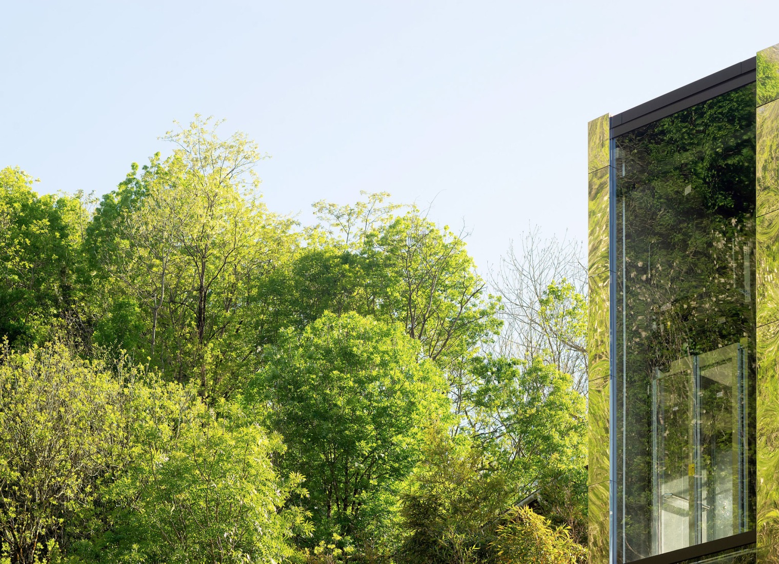 Elevator over a stream by Barru Arkitektura. Photograph by Jorge Allende.