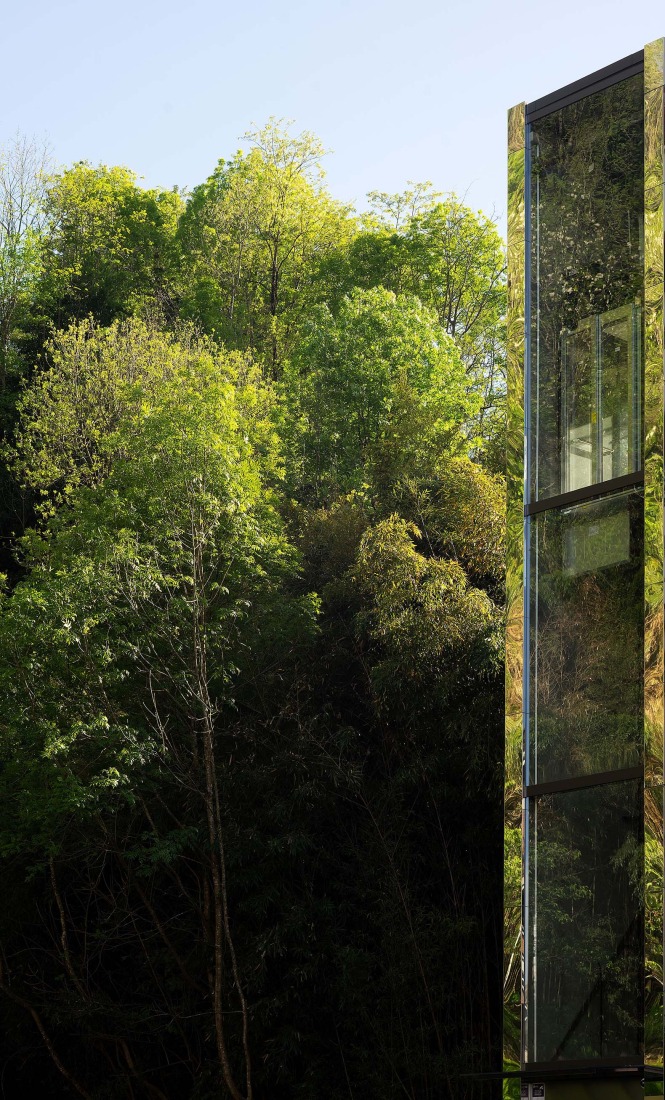 Elevator over a stream by Barru Arkitektura. Photograph by Jorge Allende.