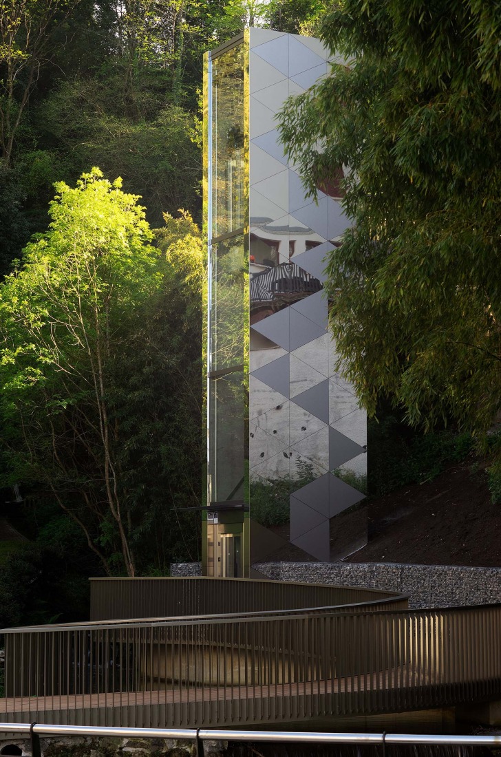 Elevator over a stream by Barru Arkitektura. Photograph by Jorge Allende.