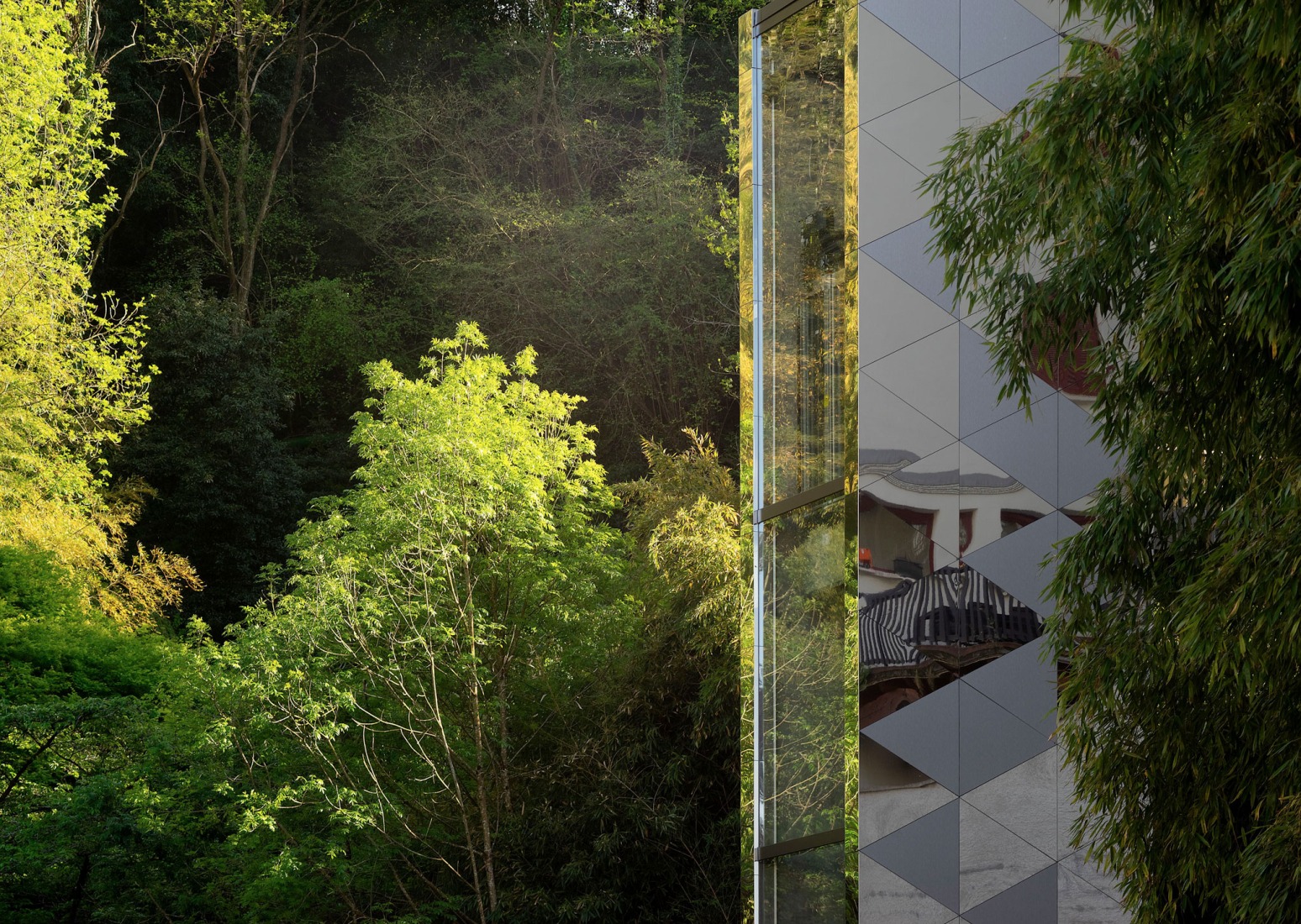 Elevator over a stream by Barru Arkitektura. Photograph by Jorge Allende.