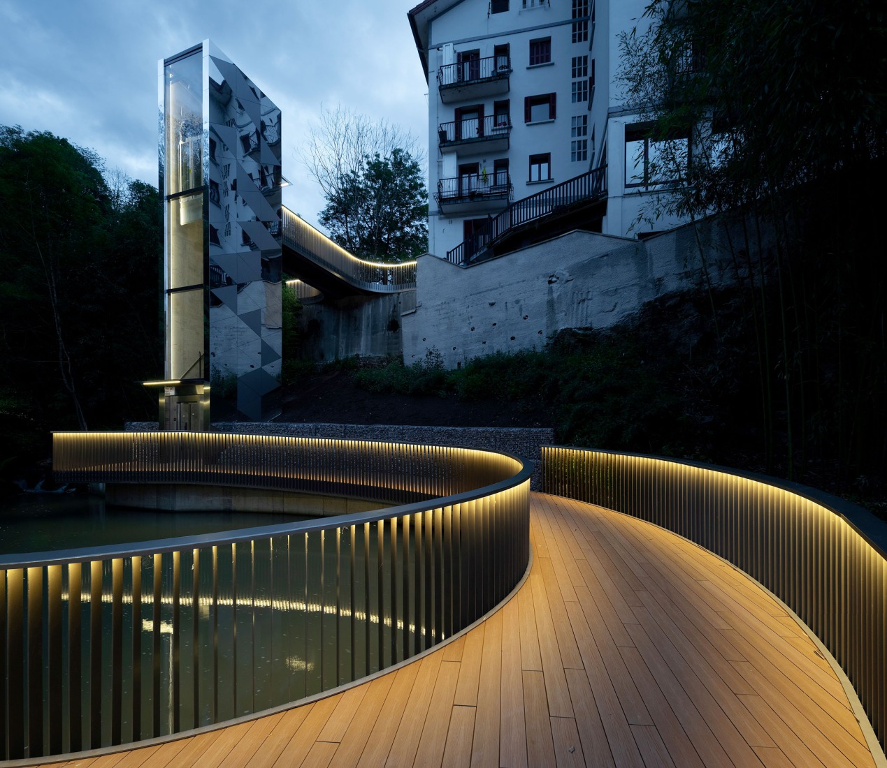 Elevator over a stream by Barru Arkitektura. Photograph by Jorge Allende.
