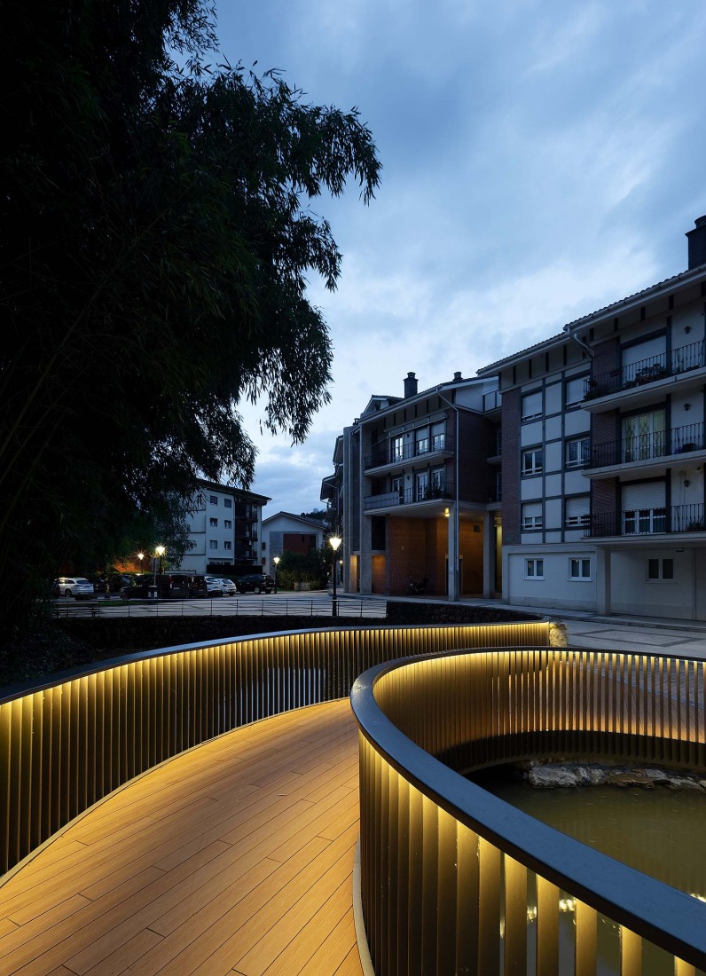 Elevator over a stream by Barru Arkitektura. Photograph by Jorge Allende.