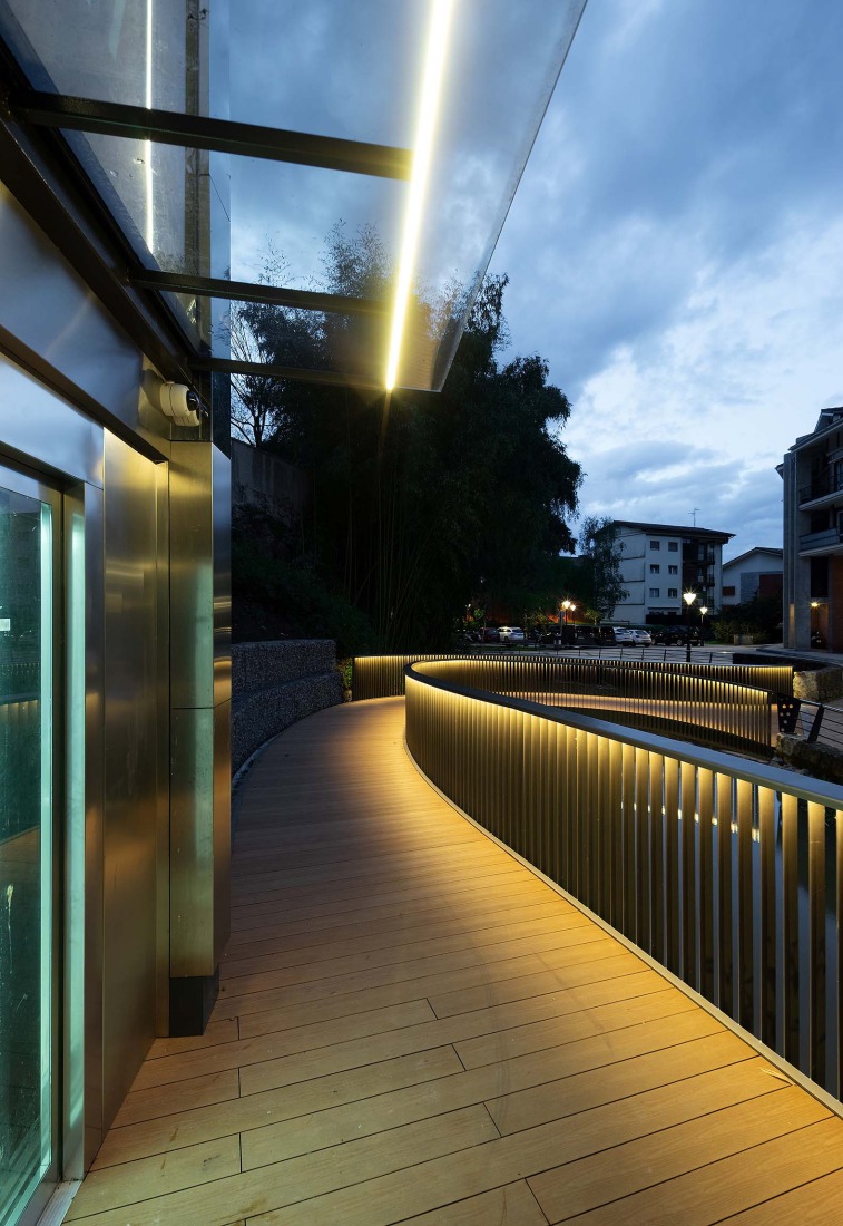 Elevator over a stream by Barru Arkitektura. Photograph by Jorge Allende.