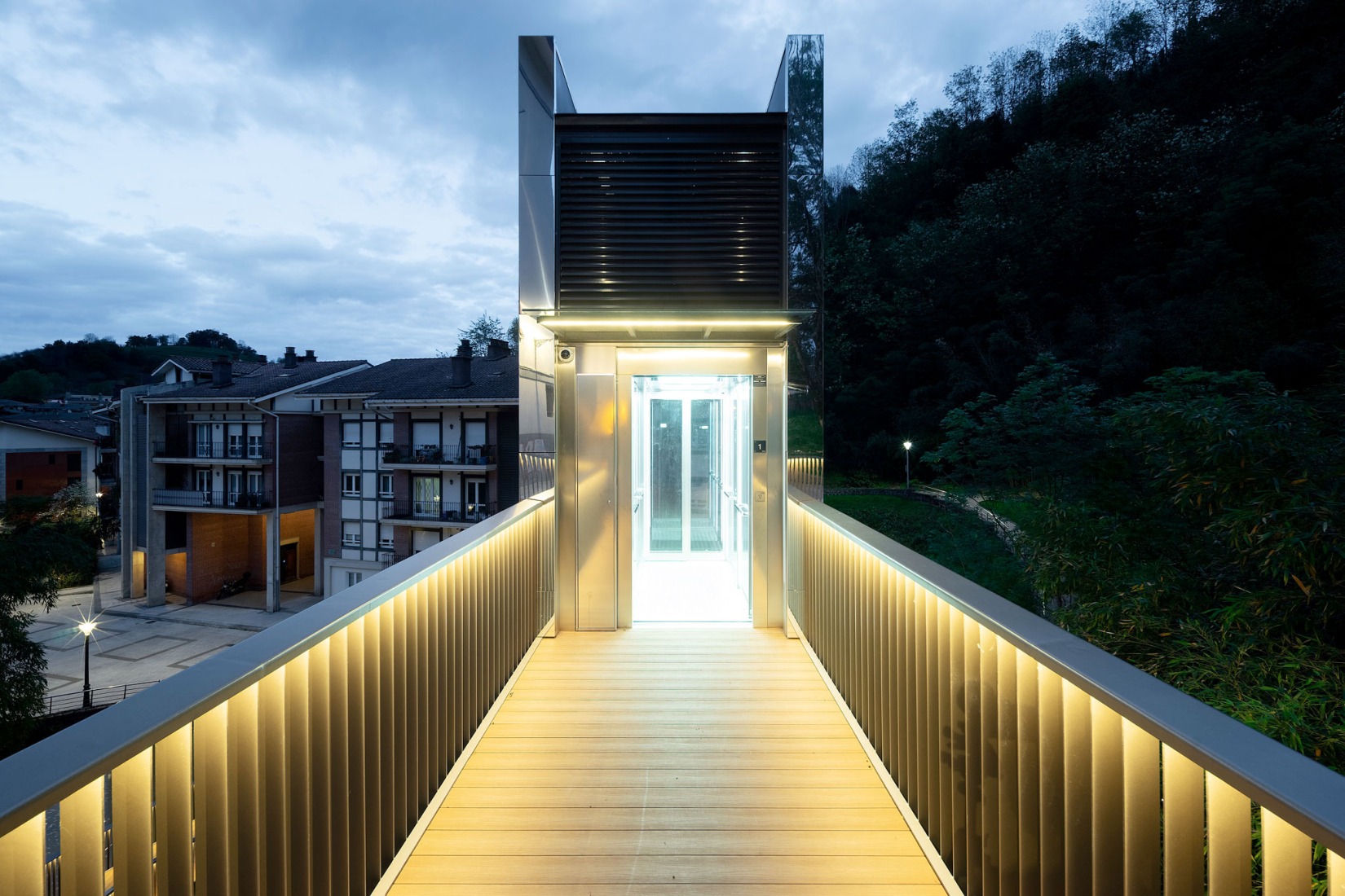 Elevator over a stream by Barru Arkitektura. Photograph by Jorge Allende.