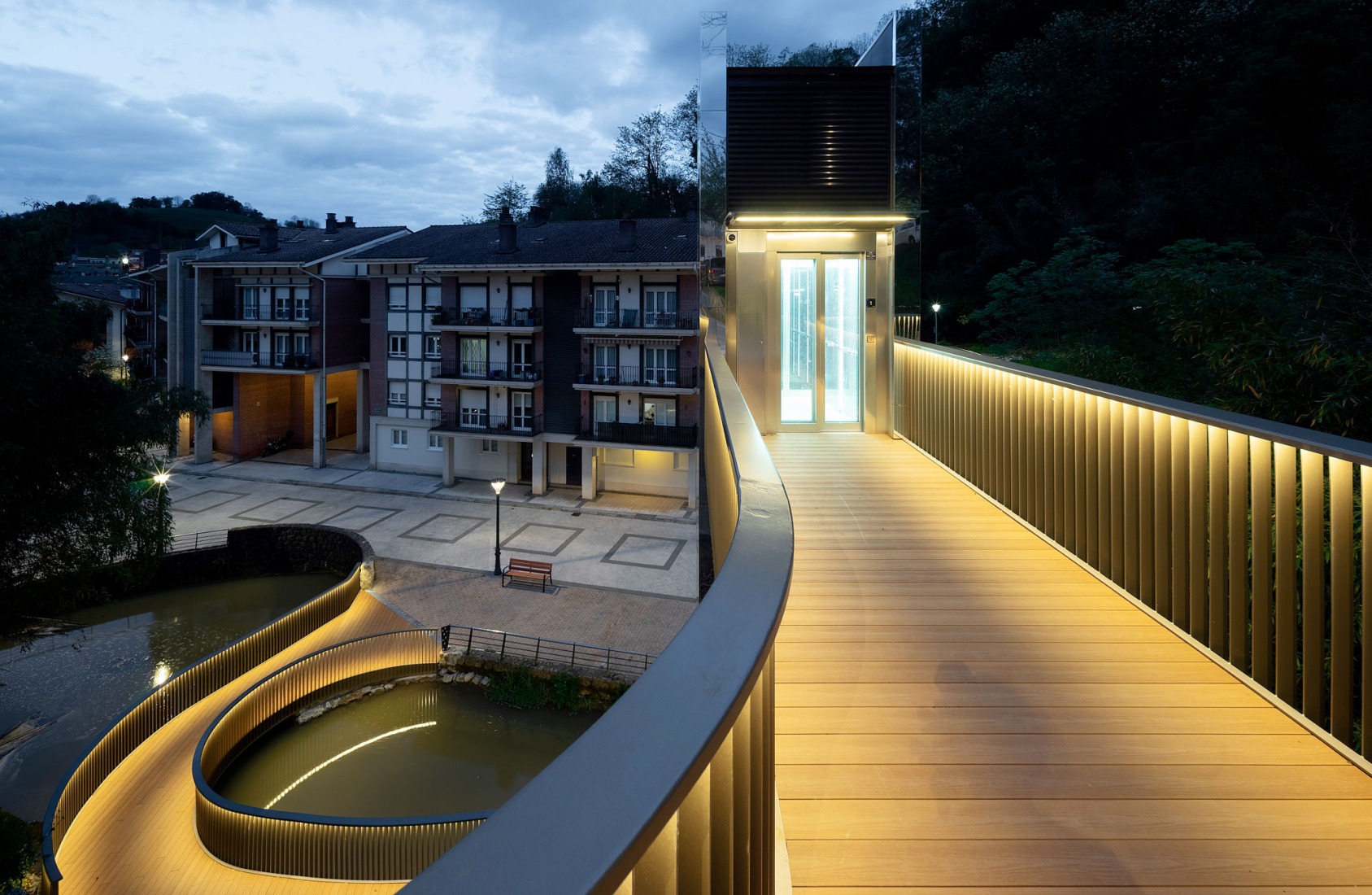 Elevator over a stream by Barru Arkitektura. Photograph by Jorge Allende.