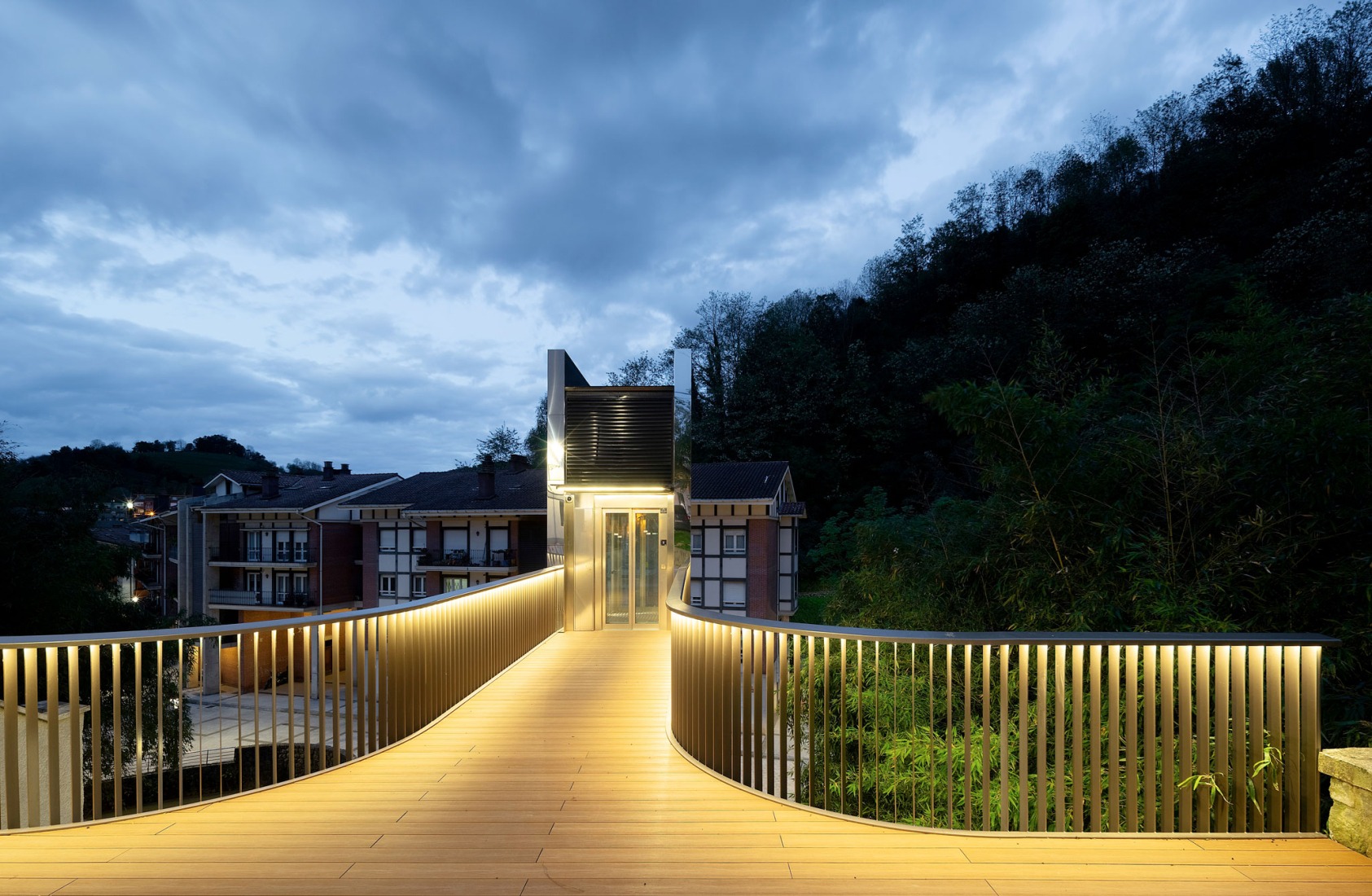 Elevator over a stream by Barru Arkitektura. Photograph by Jorge Allende.