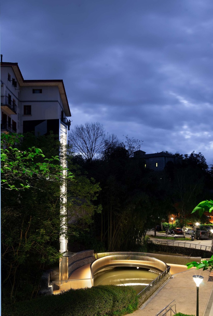 Elevator over a stream by Barru Arkitektura. Photograph by Jorge Allende.