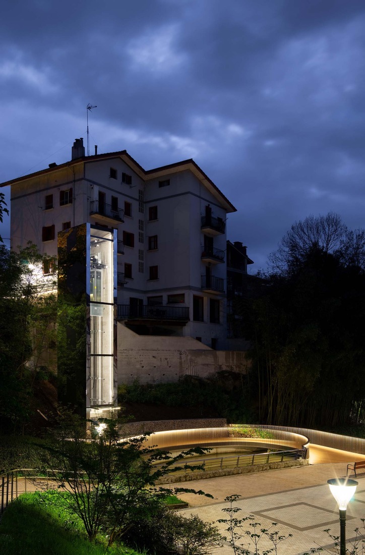 Elevator over a stream by Barru Arkitektura. Photograph by Jorge Allende.