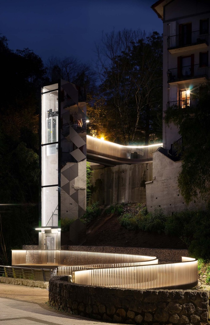 Elevator over a stream by Barru Arkitektura. Photograph by Jorge Allende.