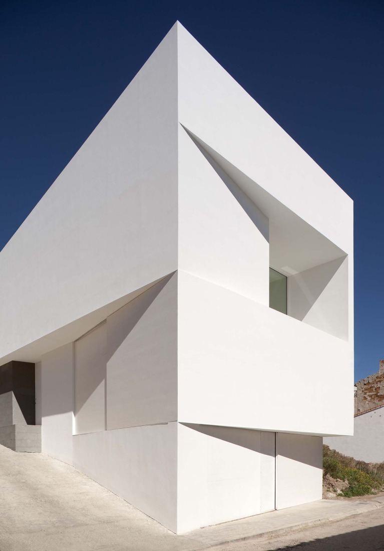 Casa en la ladera de un castillo por Fran Silvestre Arquitectos. Fotografía por Fernando Alda.