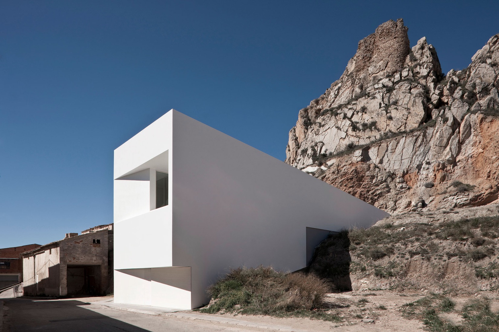 Casa en la ladera de un castillo por Fran Silvestre Arquitectos. Fotografía por Fernando Alda.