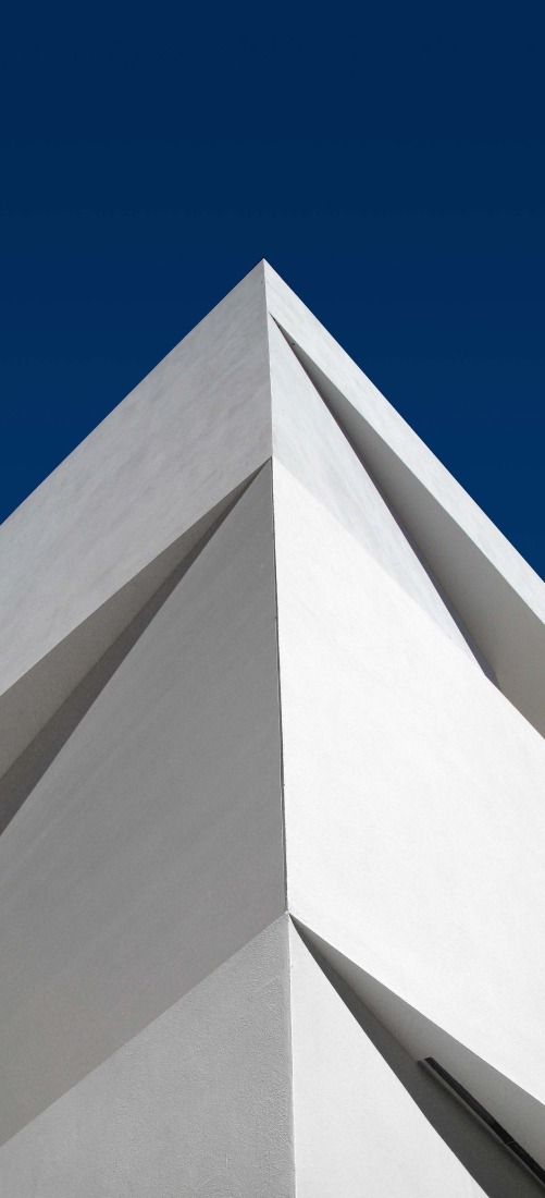 Casa en la ladera de un castillo por Fran Silvestre Arquitectos. Fotografía por Fernando Alda.