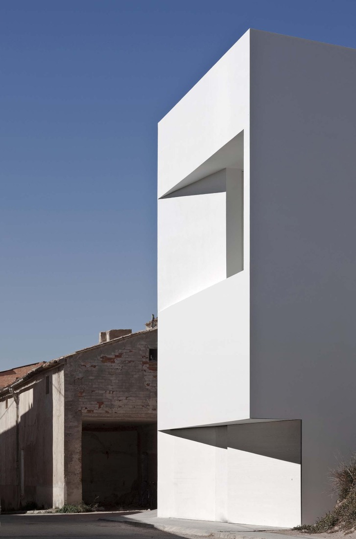 Casa en la ladera de un castillo por Fran Silvestre Arquitectos. Fotografía por Fernando Alda.