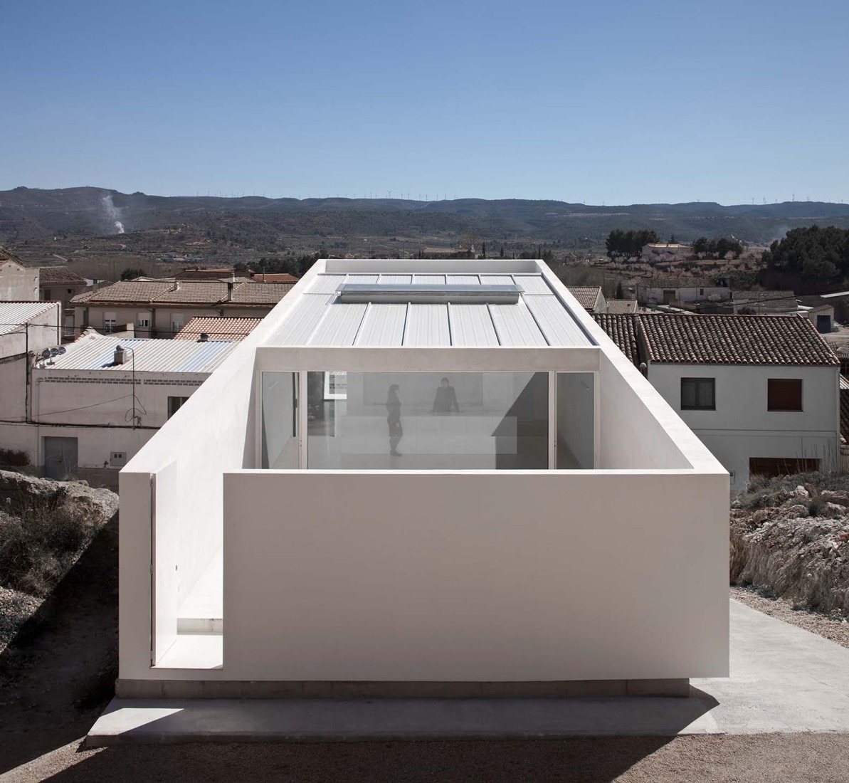 Casa en la ladera de un castillo por Fran Silvestre Arquitectos. Fotografía por Fernando Alda.