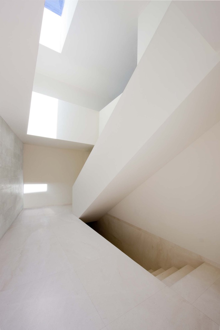 Casa en la ladera de un castillo por Fran Silvestre Arquitectos. Fotografía por Fernando Alda.