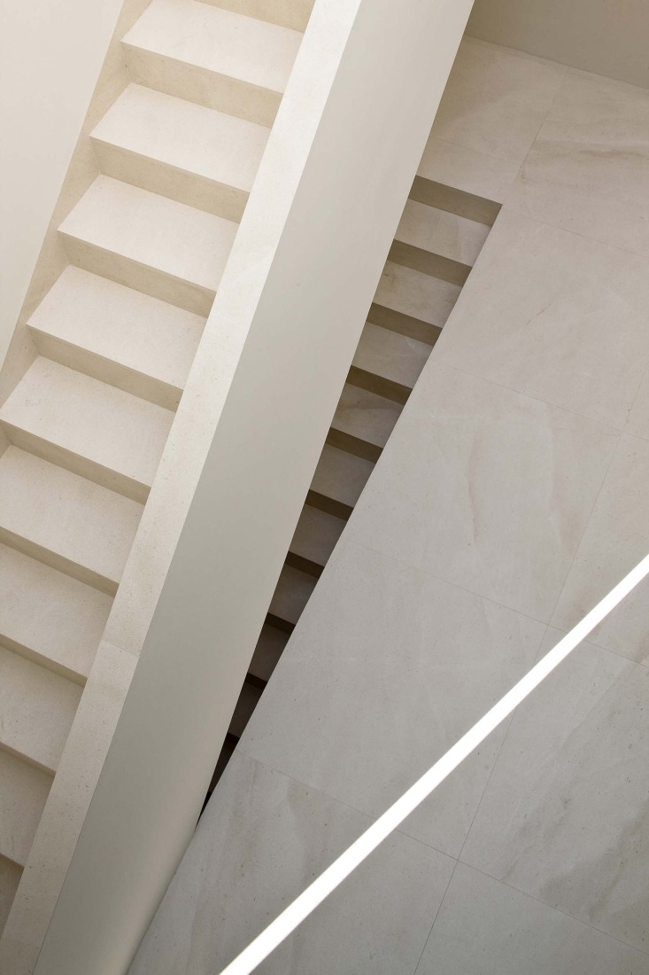 Casa en la ladera de un castillo por Fran Silvestre Arquitectos. Fotografía por Fernando Alda.