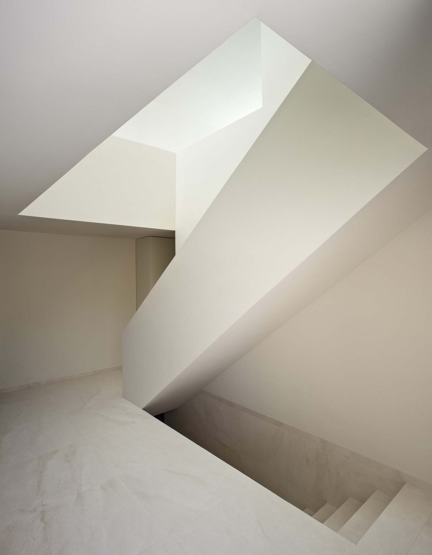 Casa en la ladera de un castillo por Fran Silvestre Arquitectos. Fotografía por Fernando Alda.