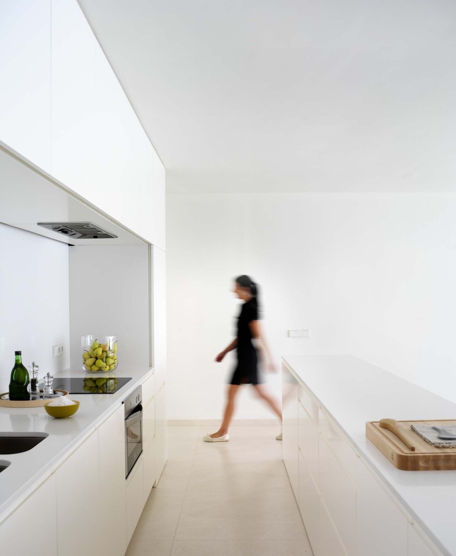 Casa en la ladera de un castillo por Fran Silvestre Arquitectos. Fotografía por Fernando Alda.