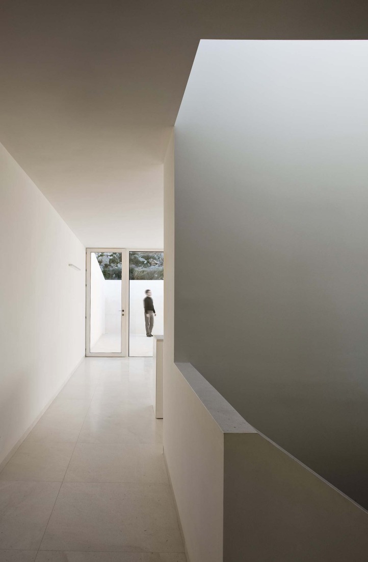 Casa en la ladera de un castillo por Fran Silvestre Arquitectos. Fotografía por Fernando Alda.