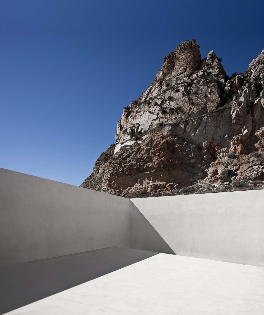 Casa en la ladera de un castillo por Fran Silvestre Arquitectos. Fotografía por Fernando Alda.