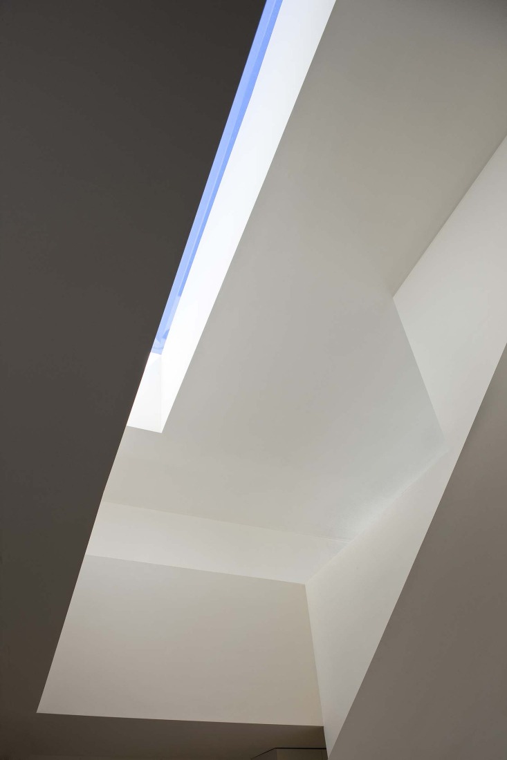 Casa en la ladera de un castillo por Fran Silvestre Arquitectos. Fotografía por Fernando Alda.