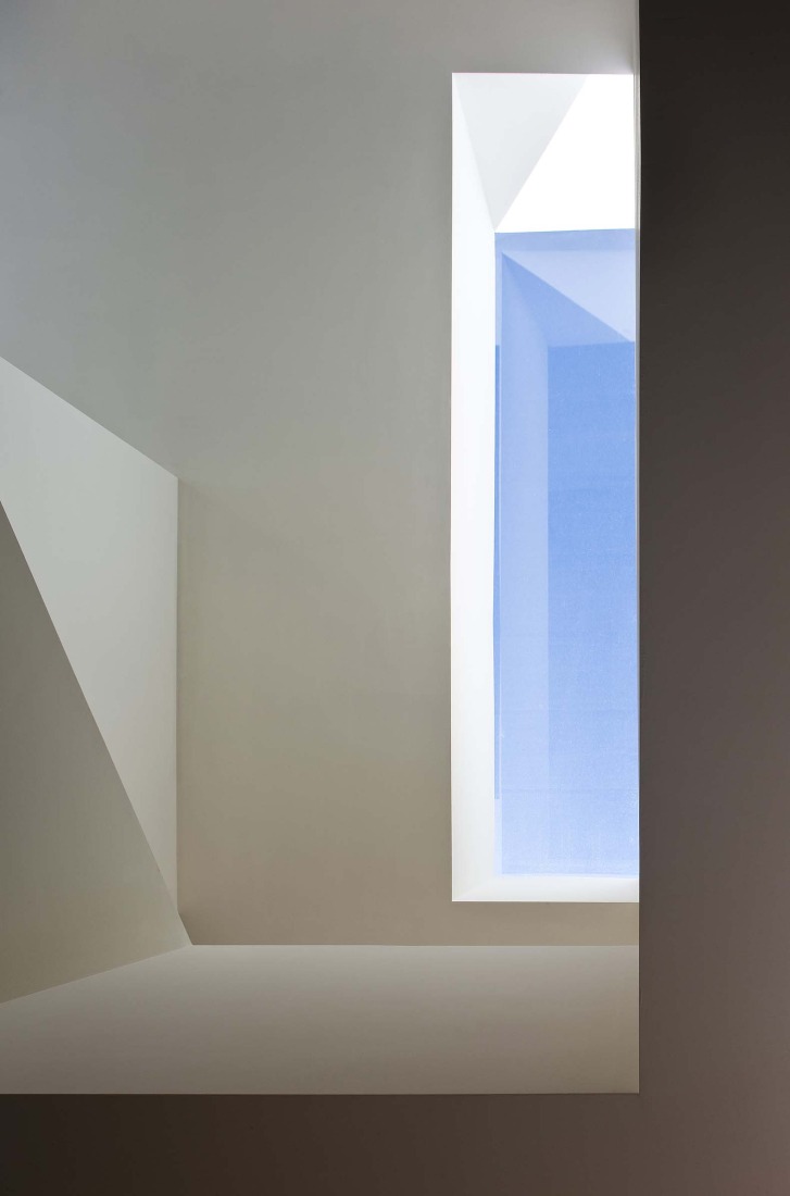 Casa en la ladera de un castillo por Fran Silvestre Arquitectos. Fotografía por Fernando Alda.
