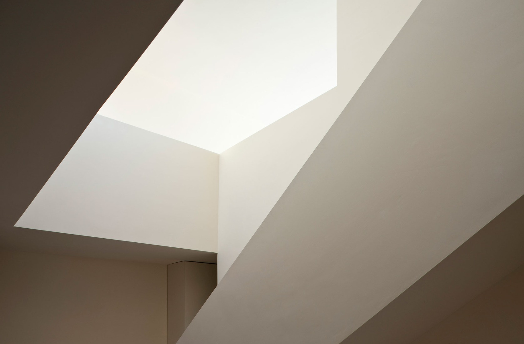Casa en la ladera de un castillo por Fran Silvestre Arquitectos. Fotografía por Fernando Alda.