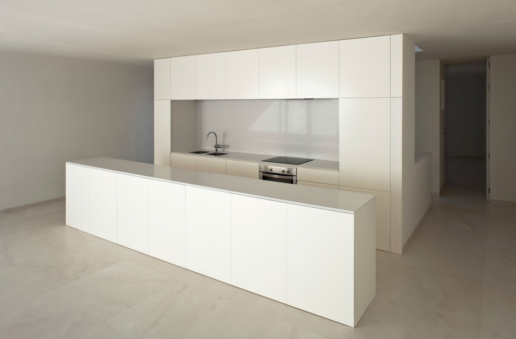 Casa en la ladera de un castillo por Fran Silvestre Arquitectos. Fotografía por Fernando Alda.