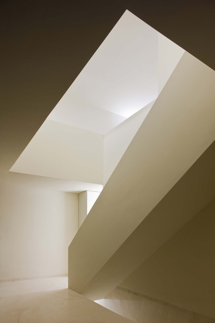 Casa en la ladera de un castillo por Fran Silvestre Arquitectos. Fotografía por Fernando Alda.