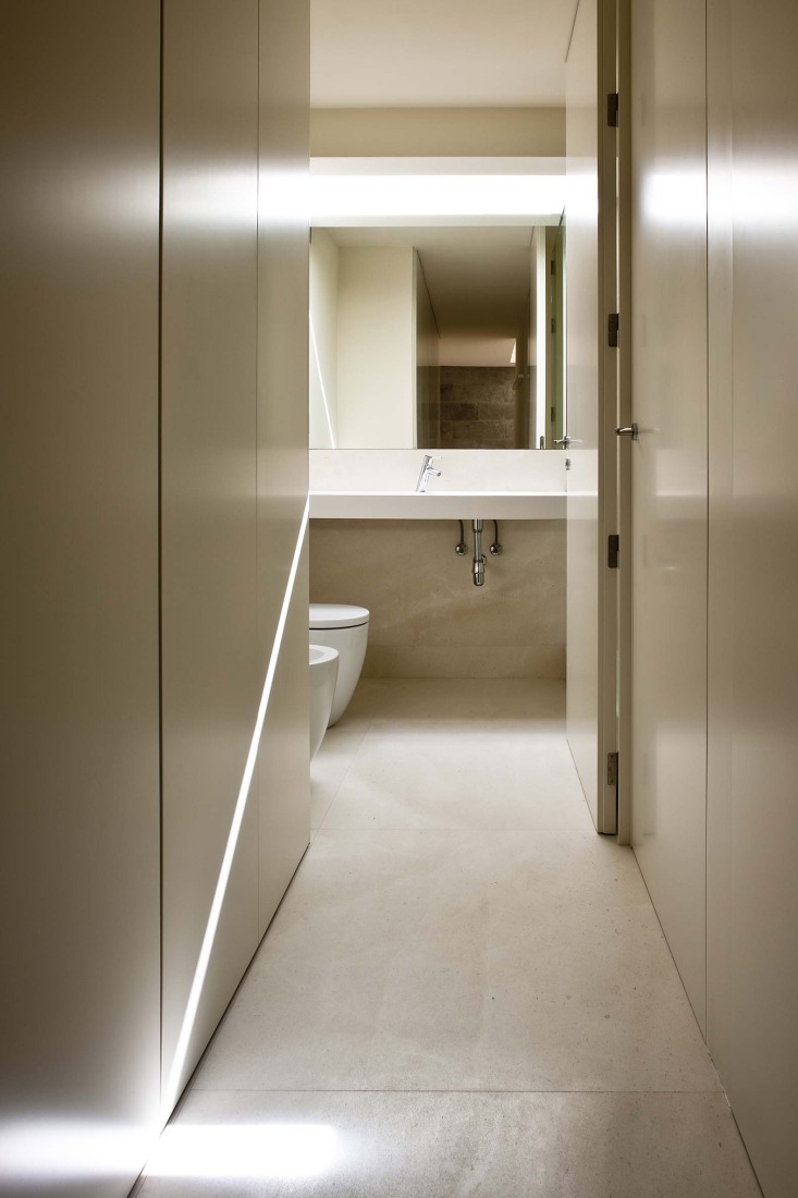 Casa en la ladera de un castillo por Fran Silvestre Arquitectos. Fotografía por Fernando Alda.