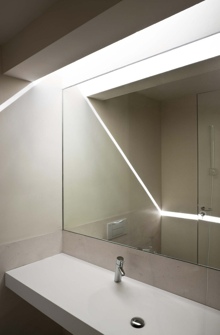 Casa en la ladera de un castillo por Fran Silvestre Arquitectos. Fotografía por Fernando Alda.