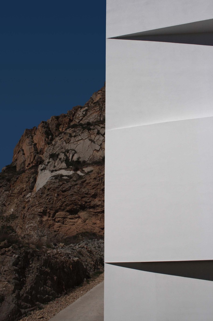 Casa en la ladera de un castillo por Fran Silvestre Arquitectos. Fotografía por Fernando Alda.