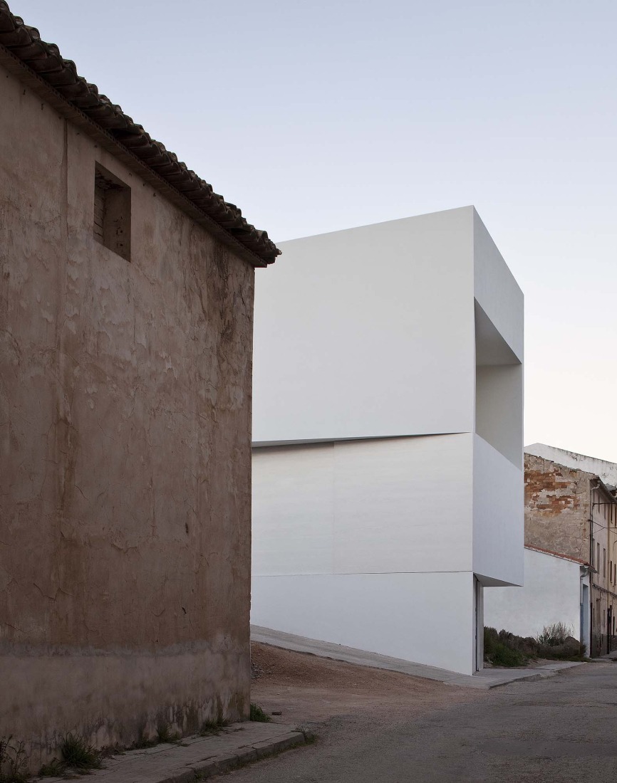 Casa en la ladera de un castillo por Fran Silvestre Arquitectos. Fotografía por Fernando Alda.