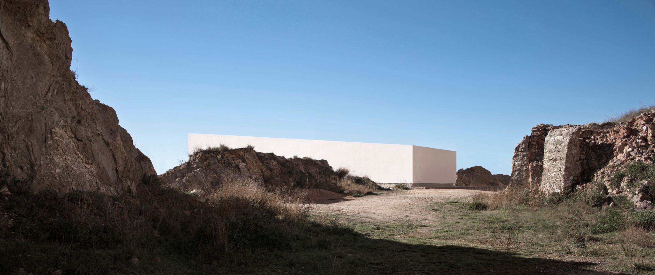 Casa en la ladera de un castillo por Fran Silvestre Arquitectos. Fotografía por Fernando Alda.