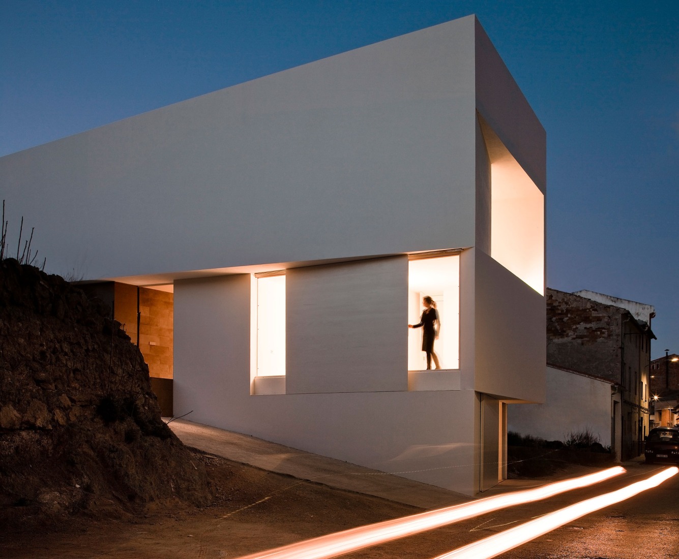 Casa en la ladera de un castillo por Fran Silvestre Arquitectos. Fotografía por Fernando Alda.