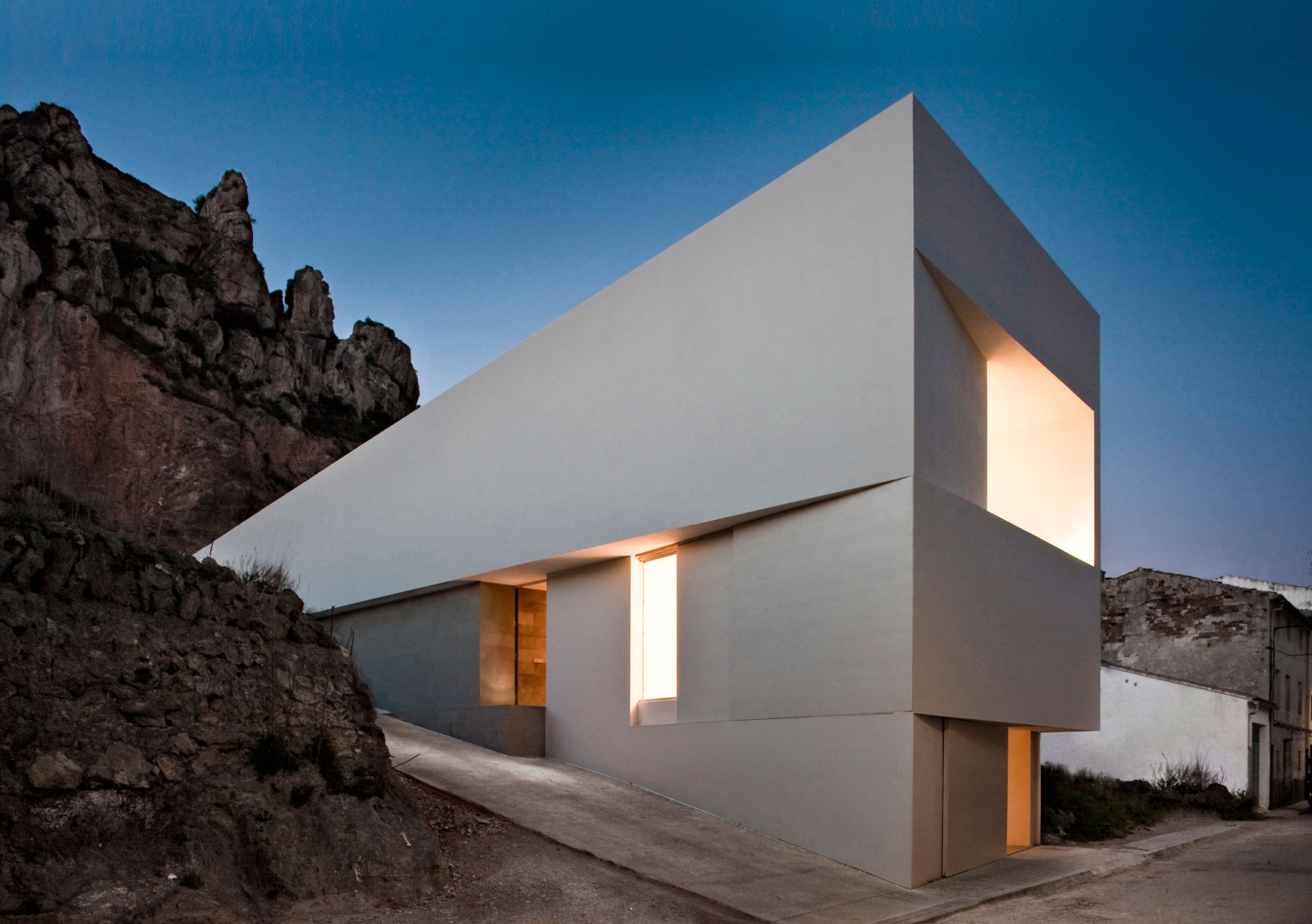 Casa en la ladera de un castillo por Fran Silvestre Arquitectos. Fotografía por Fernando Alda.